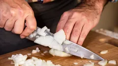 Zwiebeln schneiden ohne Tränen: Ein einfacher, aber effektiver Trick hilft