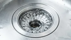 Vergiss die Chemie: Ein Sanitärtrick, der Verstopfungen in Minuten löst